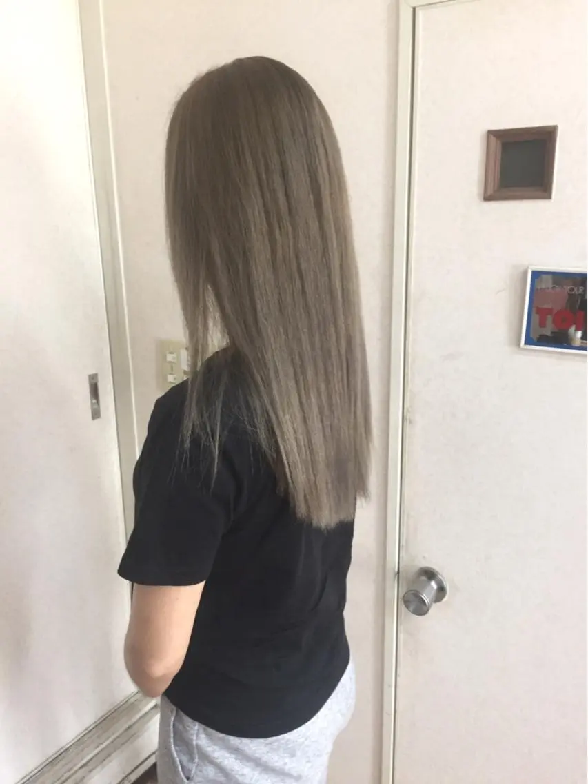ロング カラー ブリーチ ダブルカラー グレージュ シルバー シルバーグレージュ ヘアカラー 三輪 太一のヘアスタイル