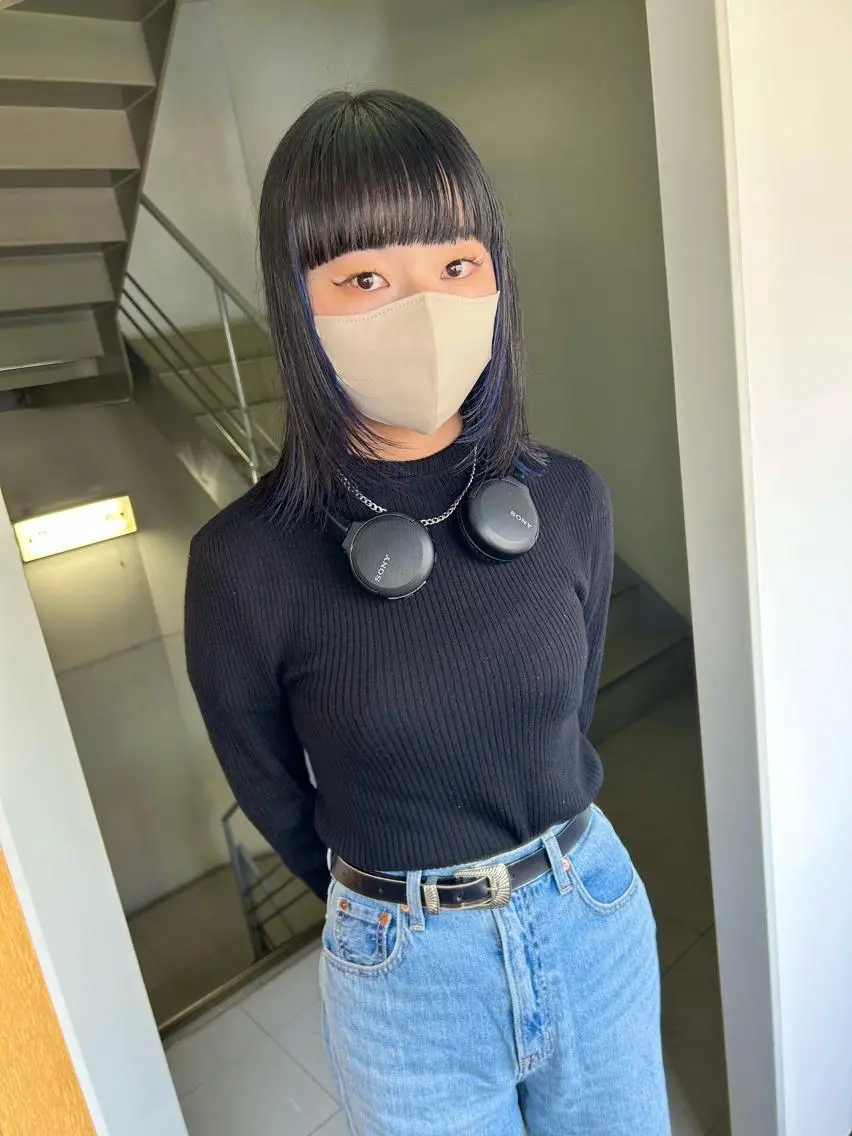 ミディアム カラー パーマ ヘアアレンジ ラベンダーカラー ネイビーカラー 顔まわりレイヤー レイヤーカット ワイドバング デザインカラー/ボブ ブリーチカラー/ユリのヘアスタイル