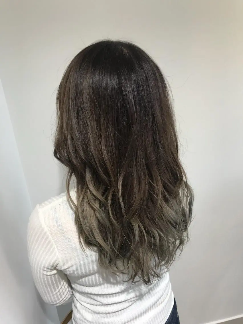セミロング カラー グラデーションカラー ブリーチ特化 梅田本多翔のヘアスタイル