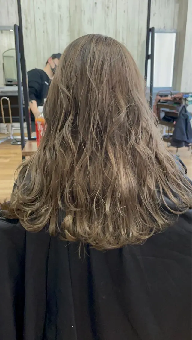 セミロング ハイトーン髪質改善 家中貴典のヘアスタイル