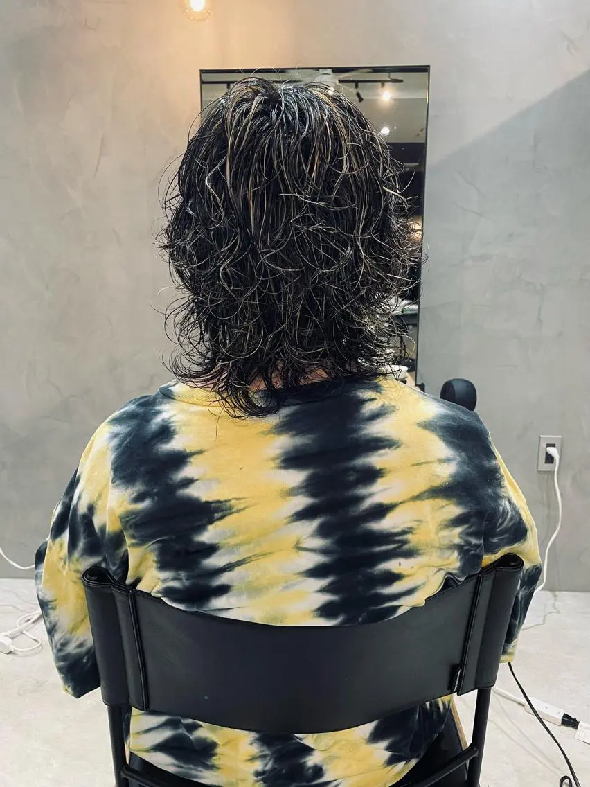 ロング カラー パーマ メンズ メンズハイライト メンズパーマ メンズウルフカット ハイライトカラー ハイライト Basis 田口豪司のヘアスタイル