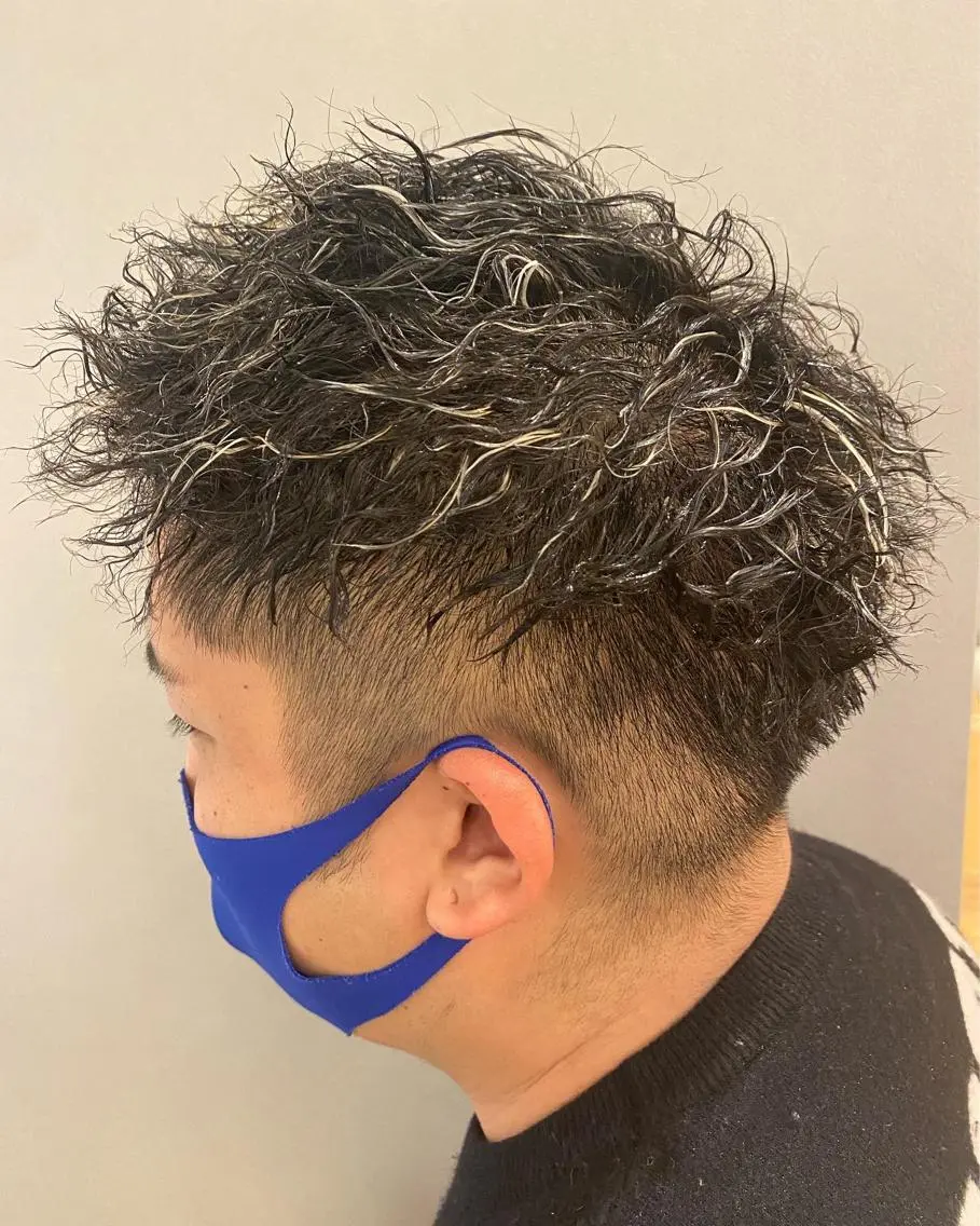 ショート カラー パーマ メンズ メンズメッシュ メンズパーマ メンズツイストパーマ メッシュ ツイストパーマ unopulir 景山 凌のヘアスタイル