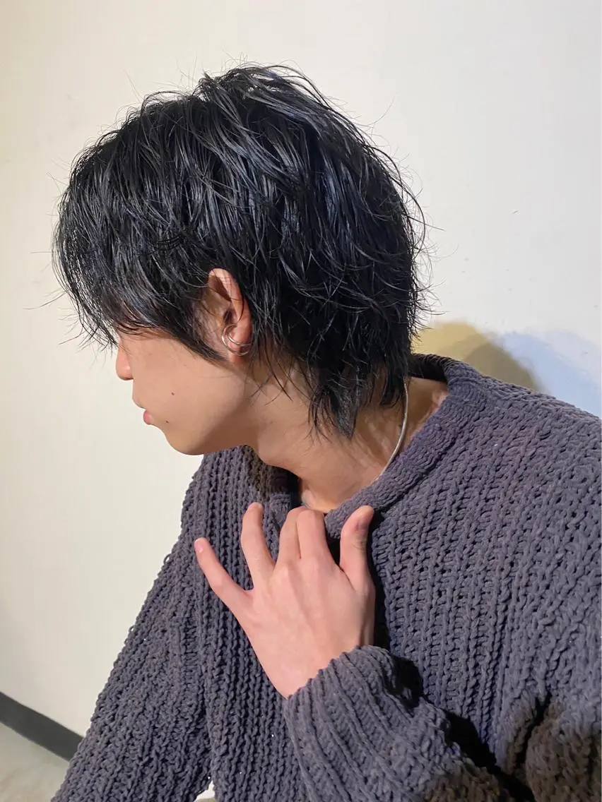 ミディアム パーマ メンズ ミディアムパーマ メンズバレイヤージュ メンズハイライト メンズインナーカラー メンズパーマ Luana / 公式 / 大通のヘアスタイル