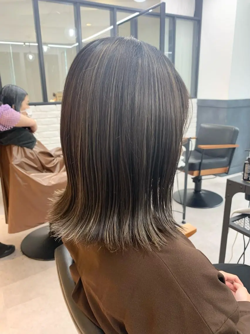 ミディアム カラー パーマ ヘアアレンジ メンズ キッズ ネイル マツエク・マツパ アイブロウ レイヤーカット/ 巻ける縮毛矯正のヘアスタイル