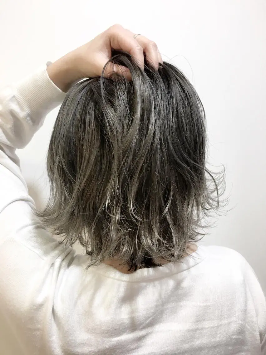 ショート カラー ブリーチ 透明感カラー グレージュ シルバー シルバーグレージュ 海外風レイヤーカット 👑店長 平松 由のヘアスタイル