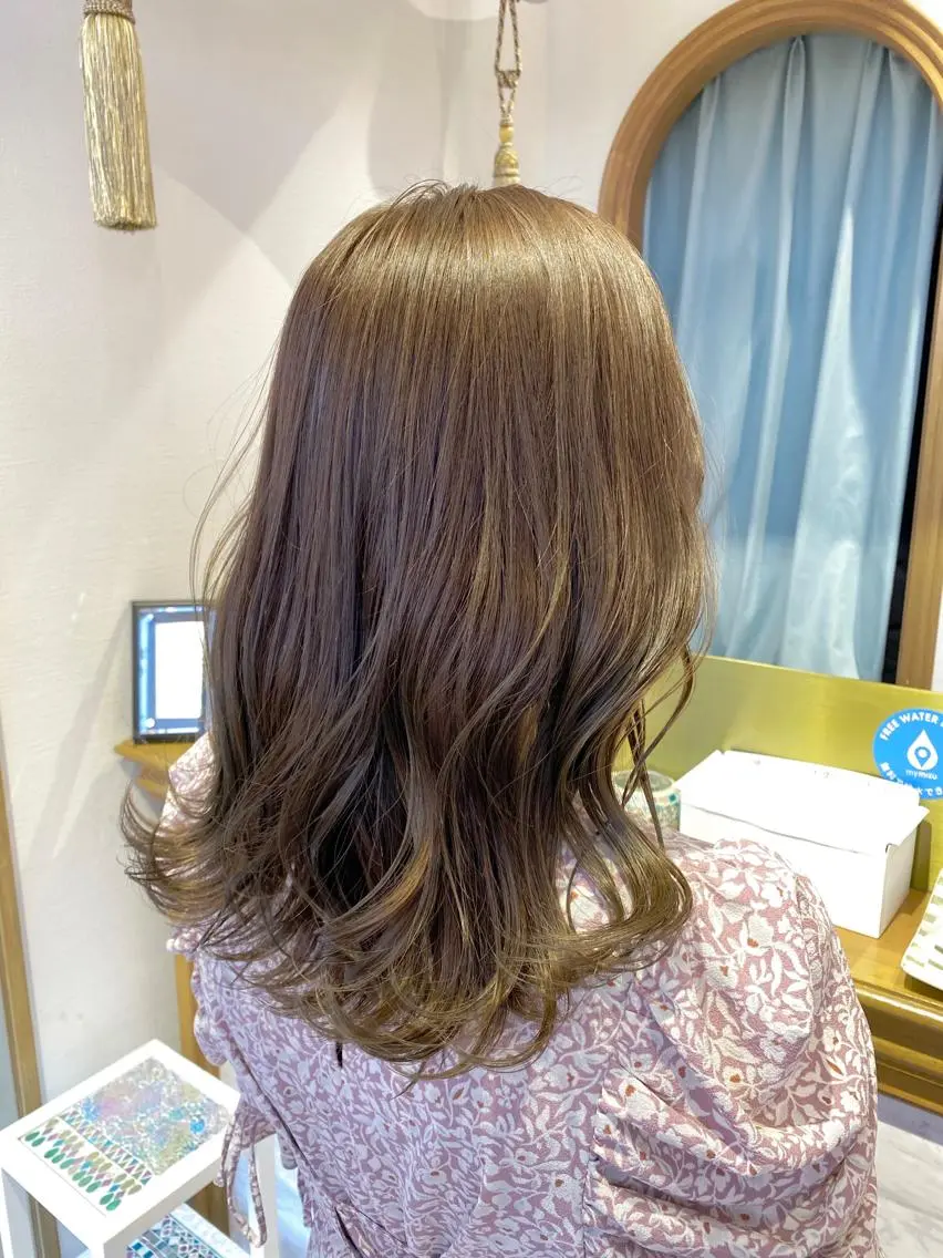 ミディアム カット ヘアカラー トリートメント レイヤーカット /透明感カラー西田のヘアスタイル