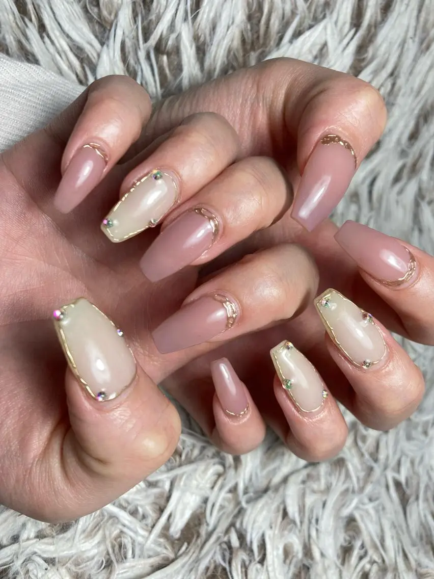 セミロング ネイル ハンドネイル フットネイル ✴︎ Delightのネイルデザイン