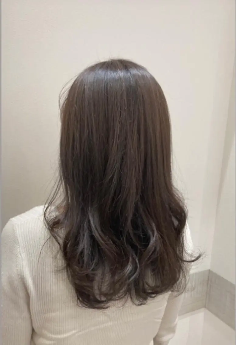 セミロング カラー グレージュ オリーブグレージュ オリーブグレー 佐藤 睦月のヘアスタイル