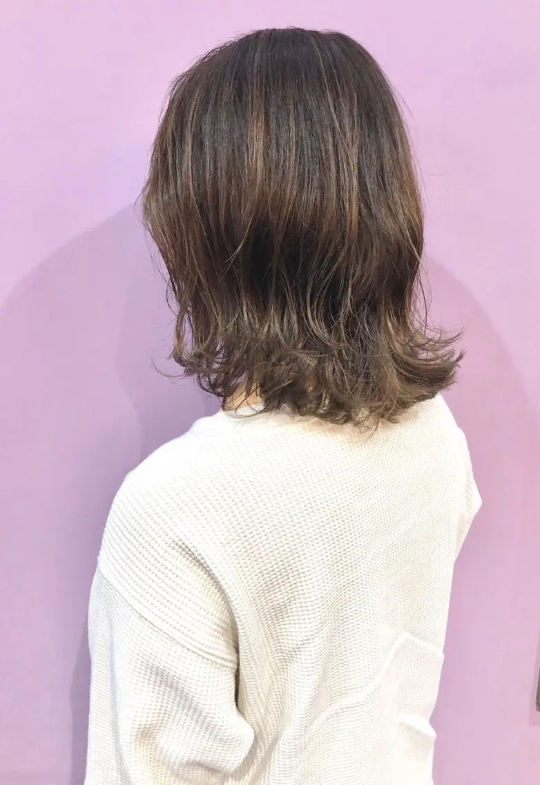 ミディアム カラー パーマ バレイヤージュ デザインカラー ハイライトカラー ハイライト レイヤーカット 細川 亮のヘアスタイル