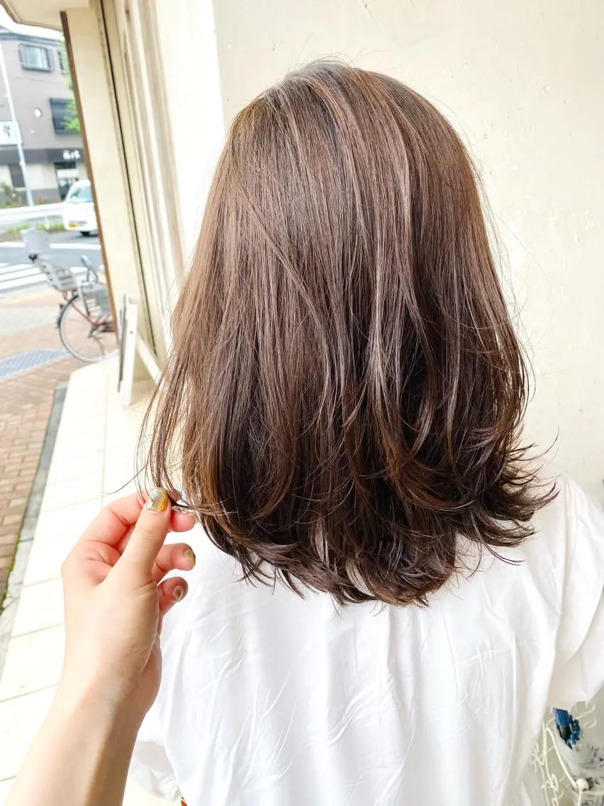 ミディアム カラー アッシュ ベージュカラー レイヤーカット カット ヘアカラー トリートメント 森 早希絵のヘアスタイル