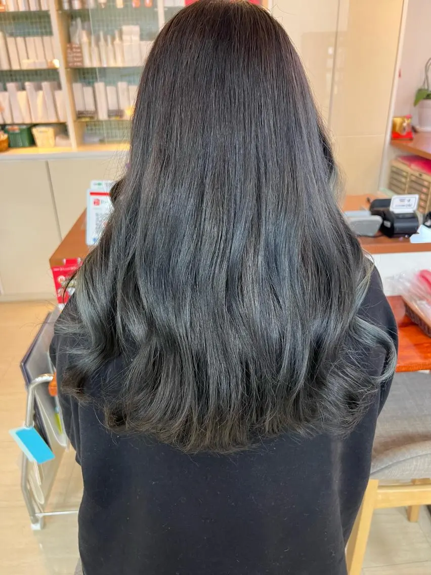 ロング カラー 黒崎 美乃里のヘアスタイル