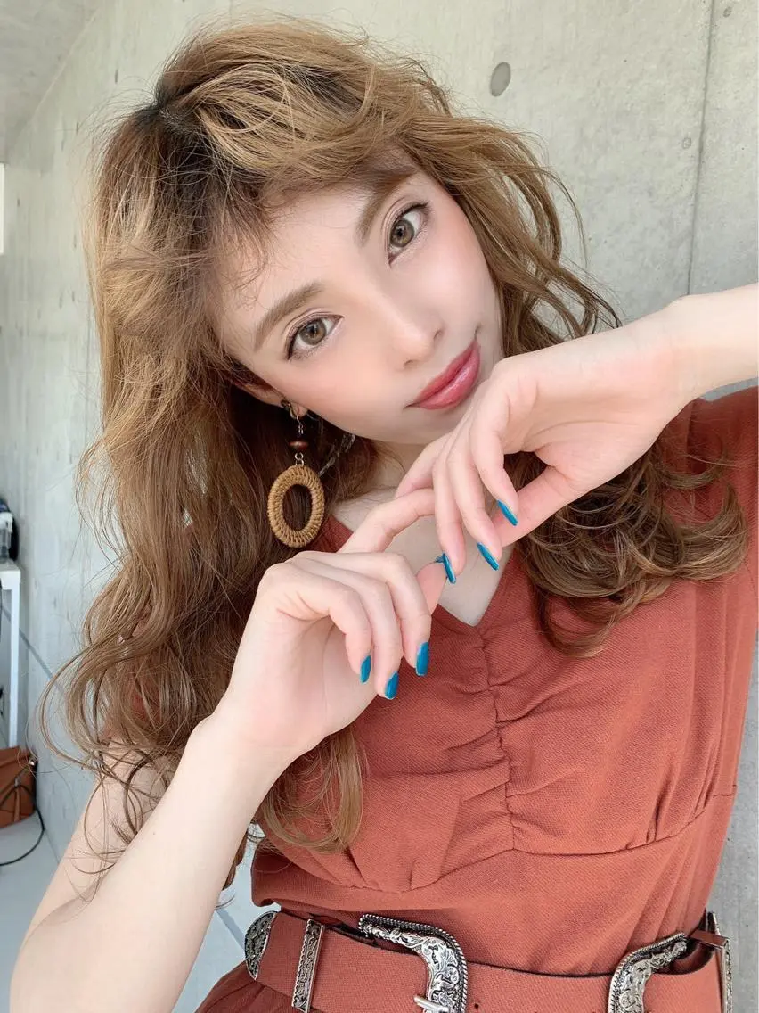 セミロング カラー ヘアアレンジ マツエク・マツパ ベージュカラー 透明感カラー ハイトーンカラー ハイトーンベージュ ミルクティーベージュ ダブルカラー｜ なおき｜池袋美容師のヘアスタイル