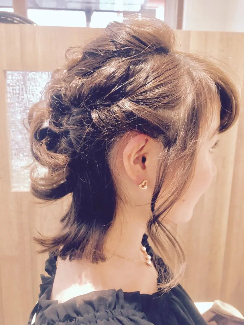 ミディアム ヘアアレンジ 外ハネヘア yoshimi .のヘアスタイル