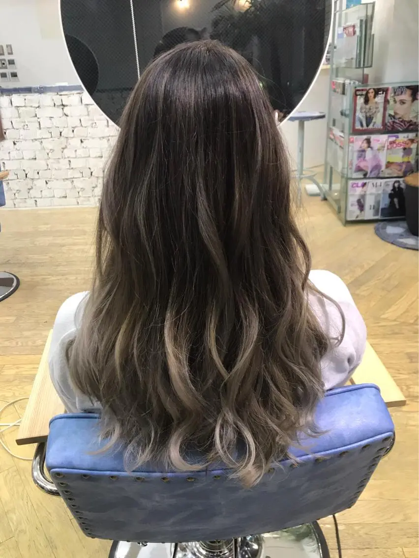 セミロング カラー ヘアアレンジ グラデーションカラー シルバー 松井 敬太郎のヘアスタイル