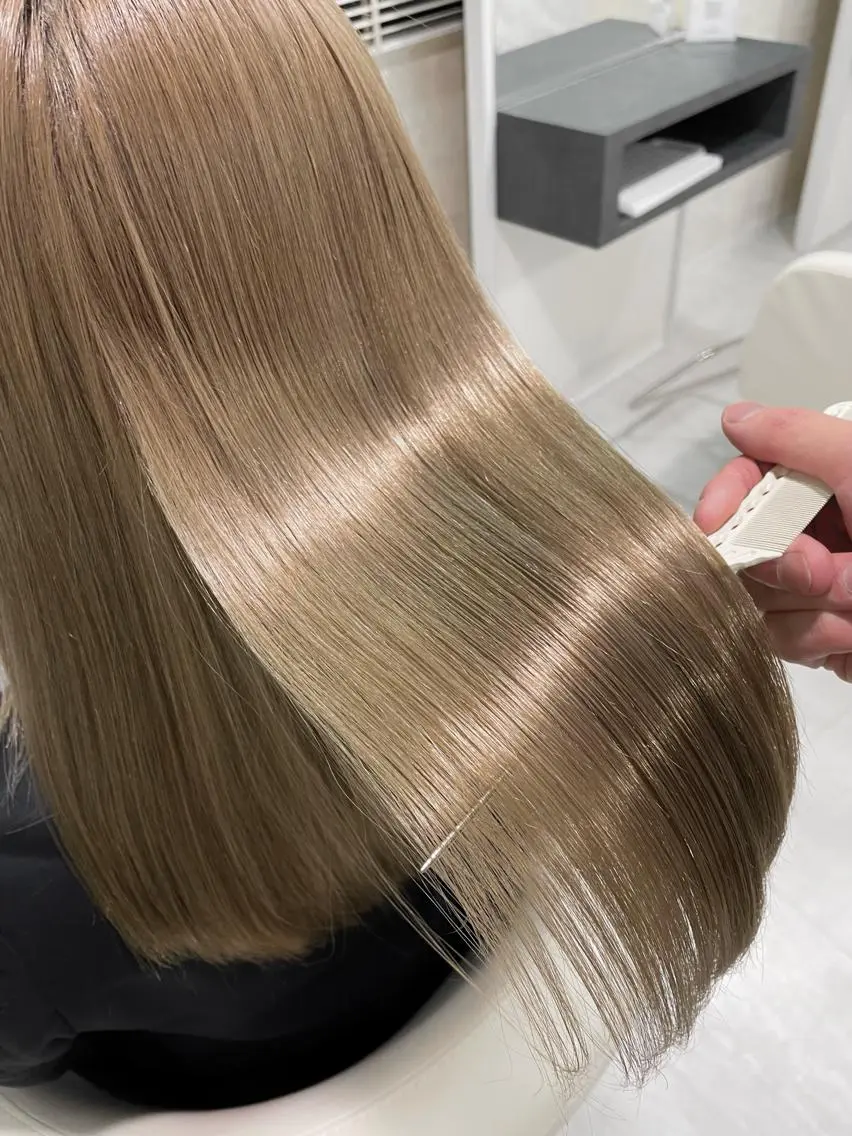 セミロング カラー ブリーチ ブロンド 飯田 実歩(じっぽ)のヘアスタイル