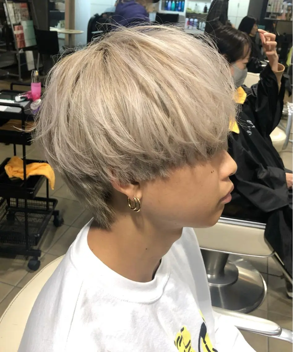 カラー メンズ メンズブリーチ メンズウルフカット ブリーチ ウルフカット メンズ レイヤー ウルフ 弓木啓輔のヘアスタイル