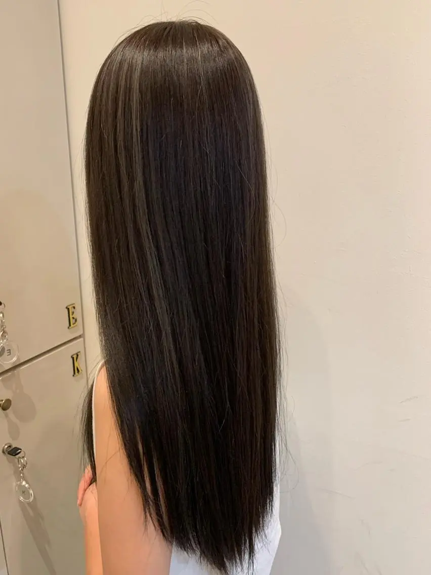 ロング ハイライト om's poka 伊藤百花のヘアスタイル