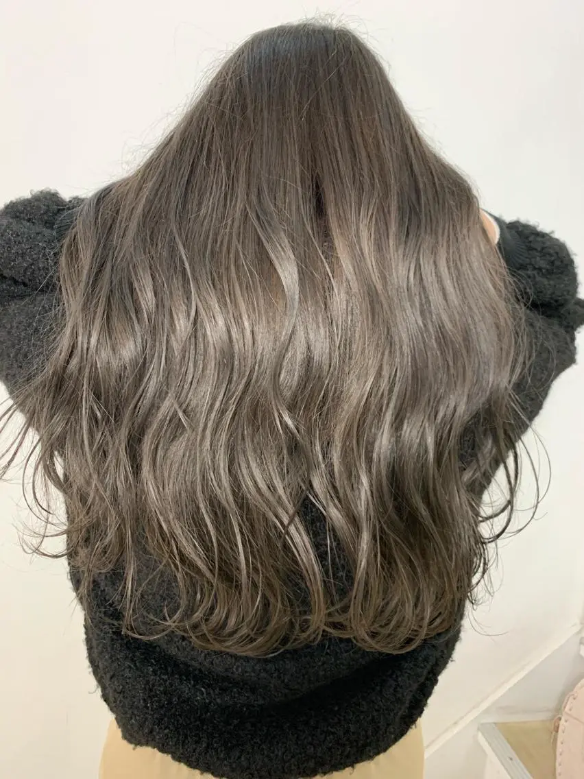 セミロング カラー レイヤーカット 西村あきやのヘアスタイル