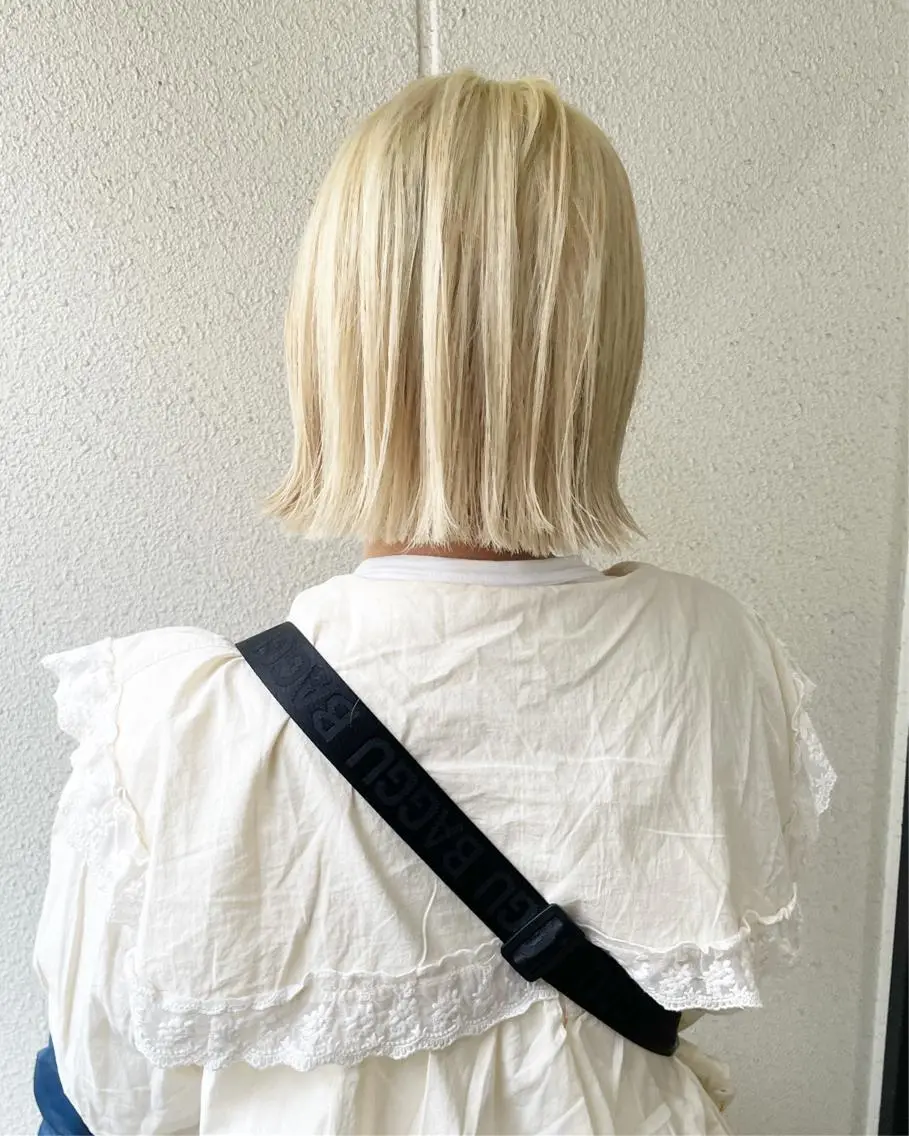 ミディアム カラー 切りっぱなしボブ ブロンド ボブ 外ハネヘア ハイトーン/レイヤー /ウルフ⭐️永田⭐️のヘアスタイル
