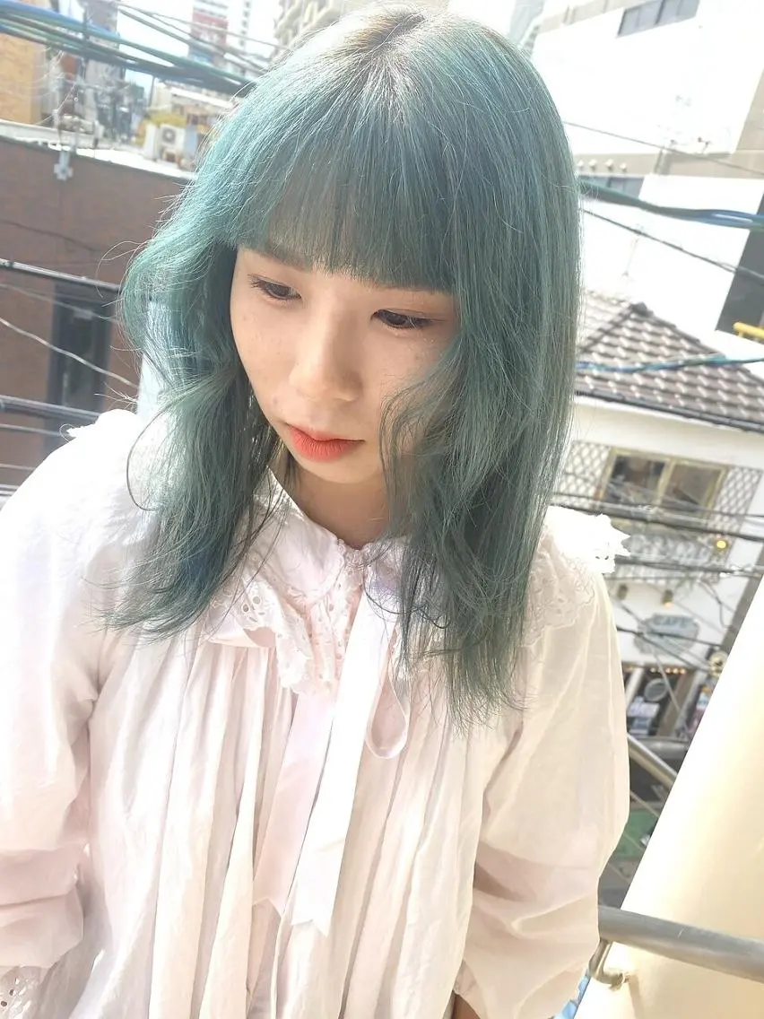 セミロング qiie/ハイトーン インナーカラーのヘアスタイル