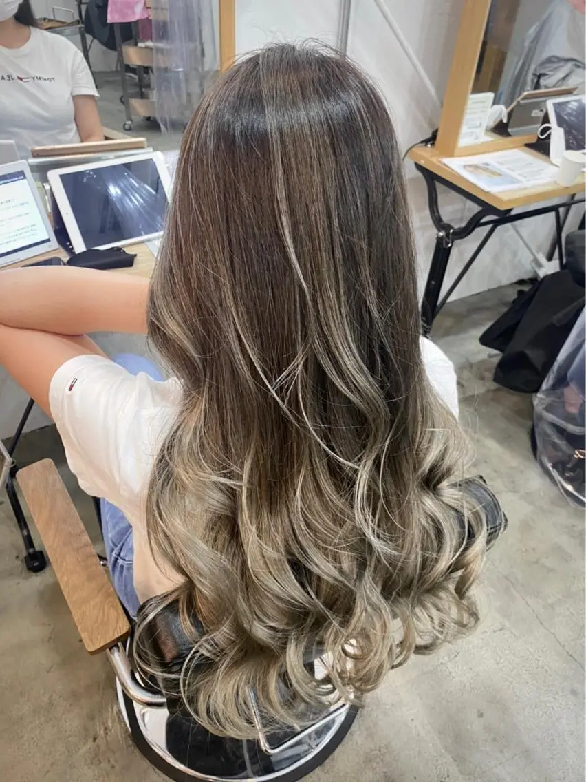 ロング カラー ヘアアレンジ バレイヤージュ グレージュ レイヤーカット ヘアカラー CARAT堺東 Aujua認定サロンのヘアスタイル