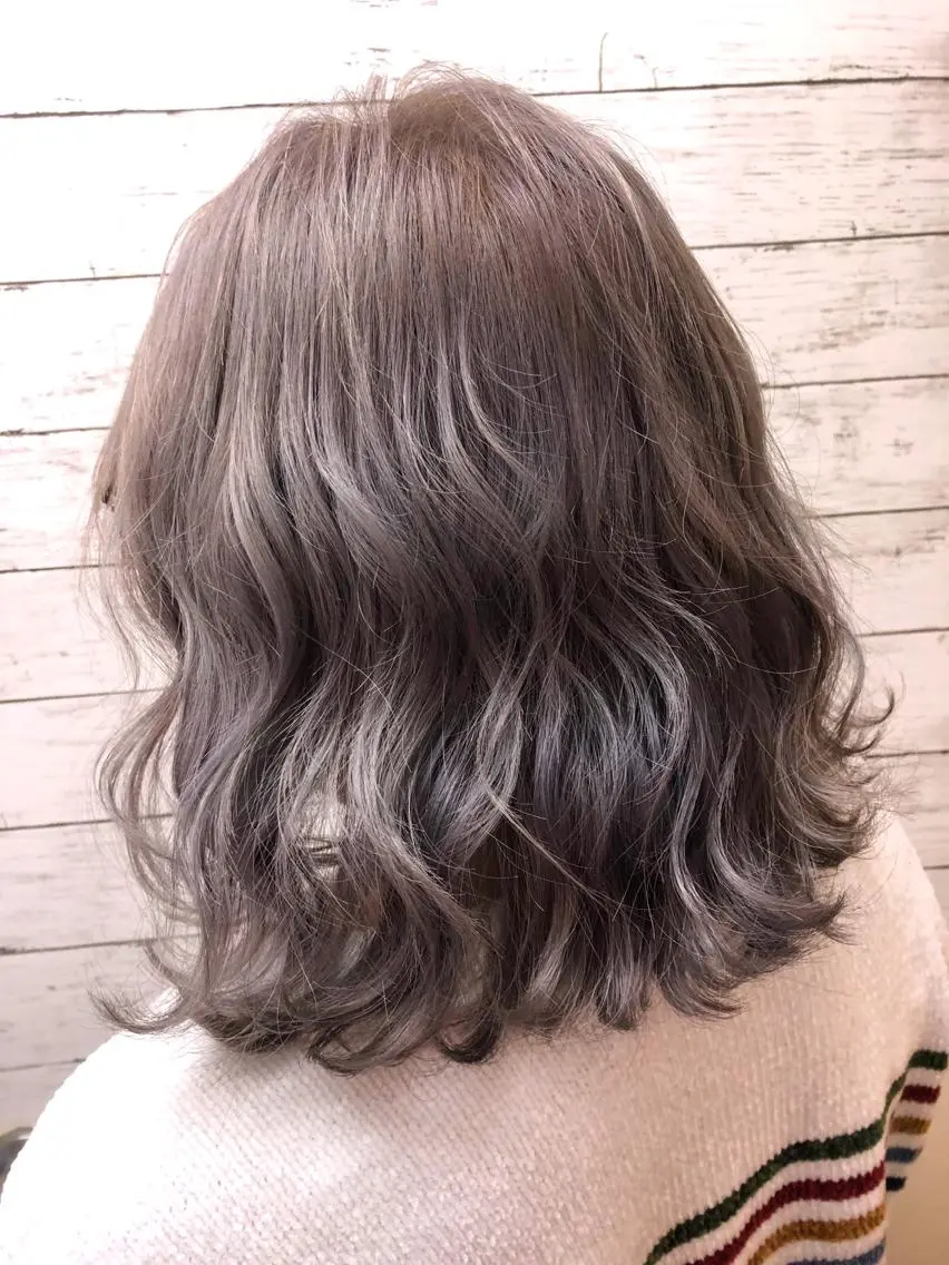 ミディアム カラー ブリーチ ラベンダーカラー シルバー 韓国ヘア🤍髪質改善 🇰🇷AKANEのヘアスタイル
