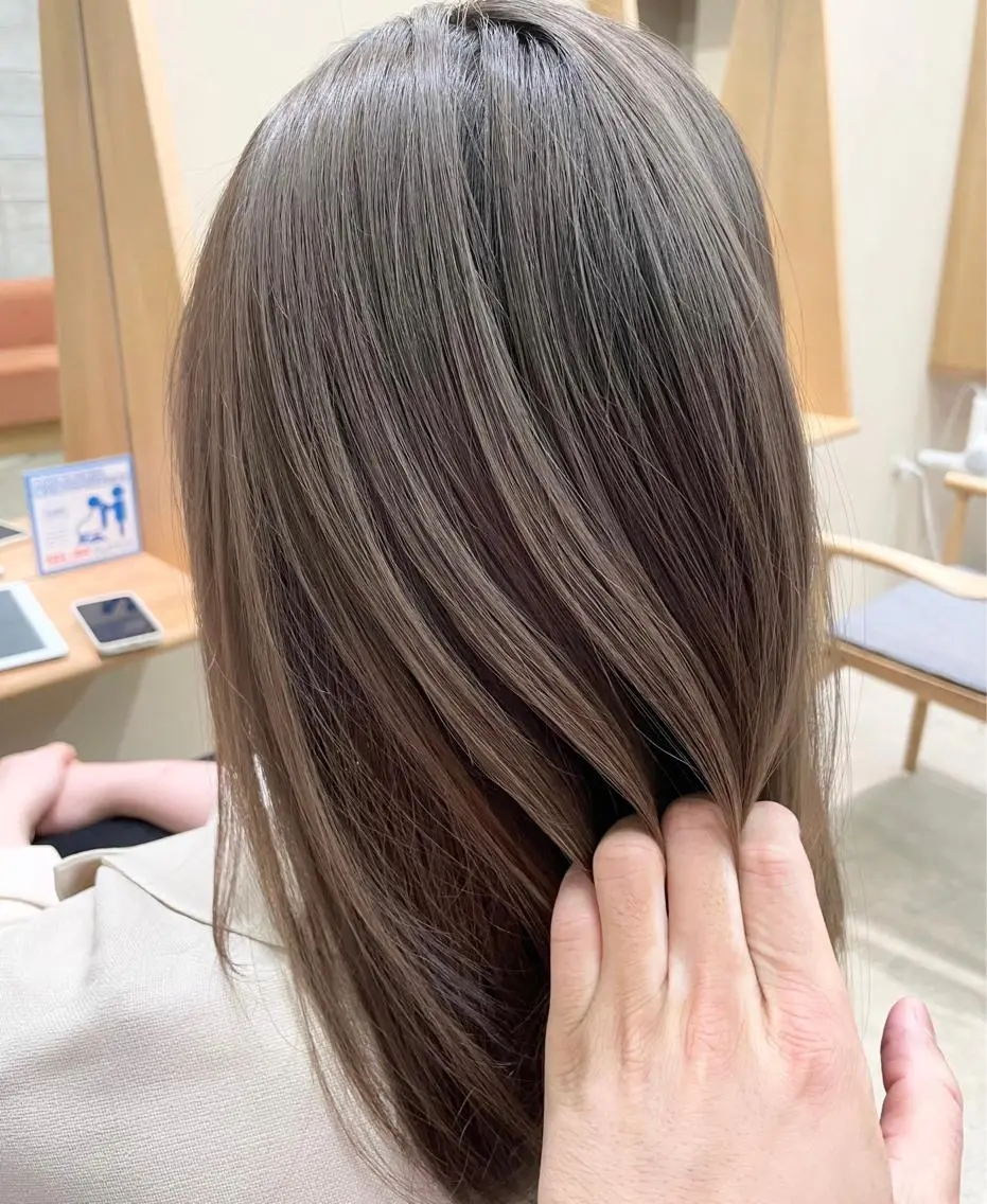 カラー kento レイヤーカットのヘアスタイル