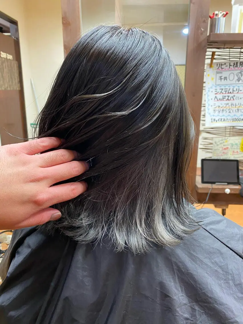ミディアム カラー インナーカラー シルバー ホワイトシルバー 森 健人のヘアスタイル