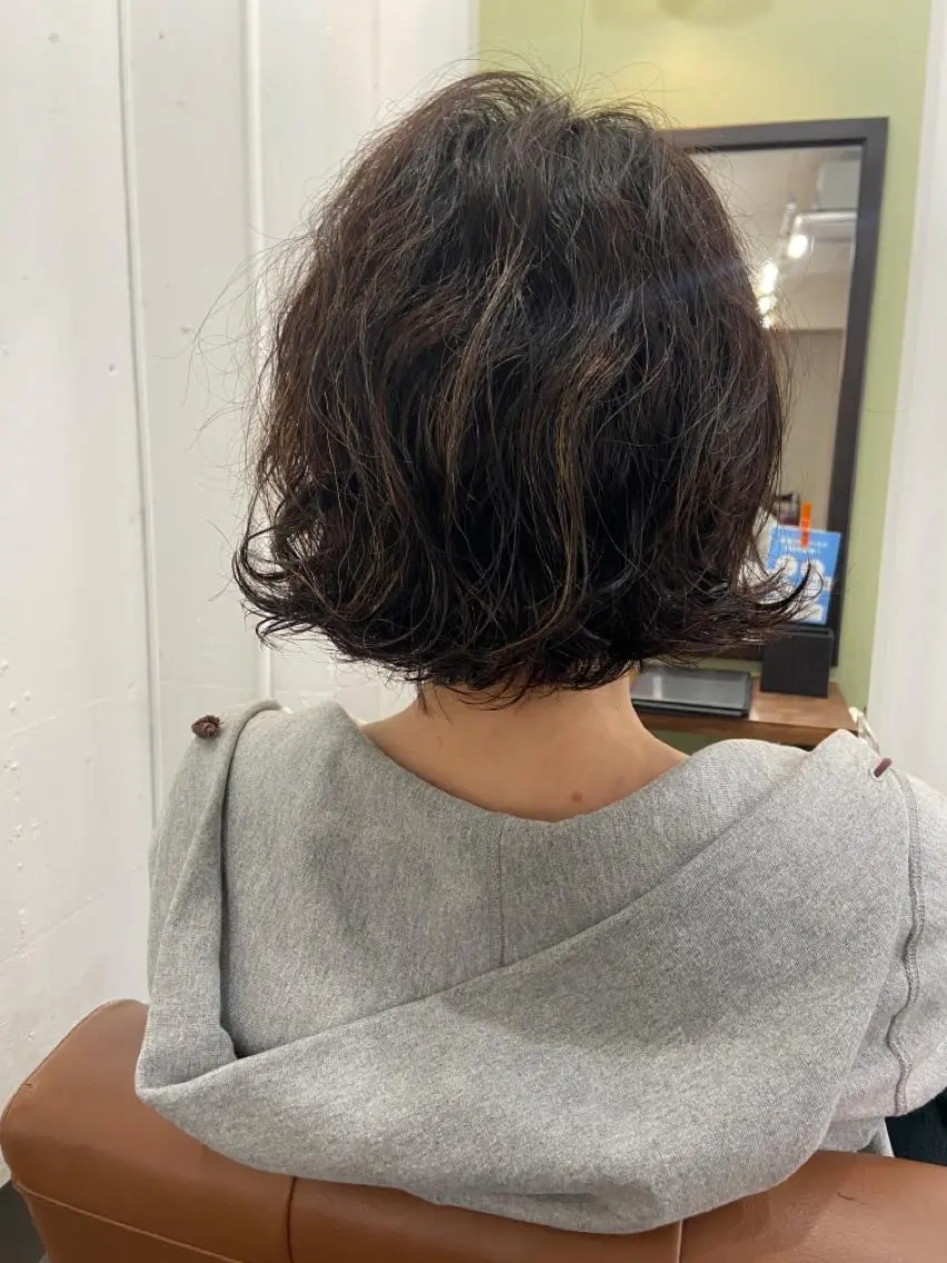 セミロング カラー パーマ ヘアアレンジ メンズ キッズ ネイル マツエク・マツパ メンズパーマ セミロングパーマ 外ハネヘア 久木原 ゆりのヘアスタイル