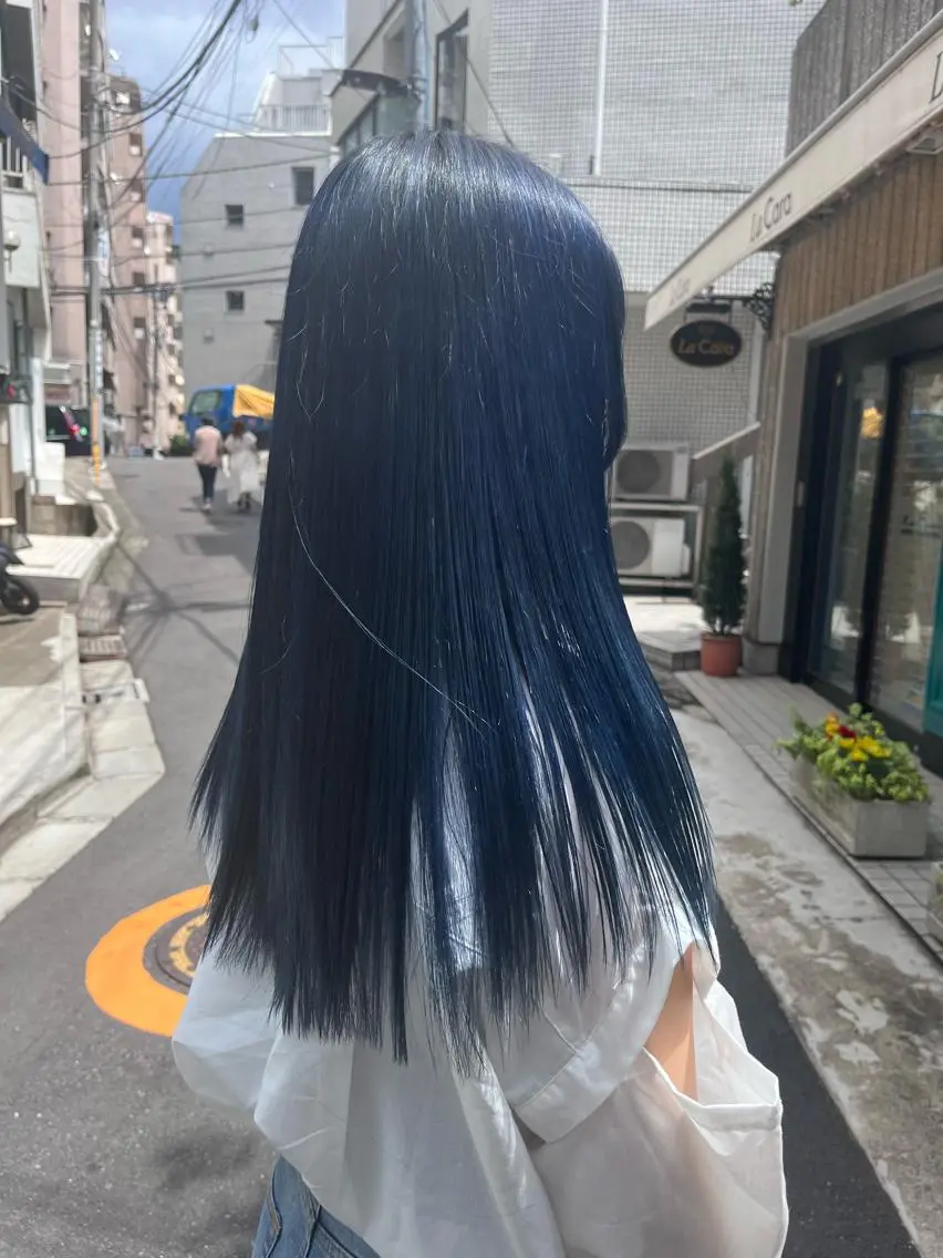 ロング カラー 黒髪 ブルーカラー ブルーブラック ダブルカラー ハイトーンカラー ヘアカラー トリートメント ヘッドスパ ヘアセット カジュアルを女っぽく 𝗮𝘆𝗮𝗰𝗼のヘアスタイル