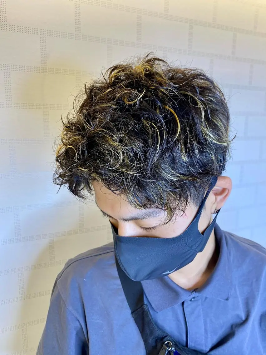ショート カラー パーマ メンズ メンズハイライト メンズメッシュ メンズパーマ ハイライトカラー メッシュ カット パーマ トリートメント 塩谷黎✨イルミナ カラーメンズパーマ✨のヘアスタイル