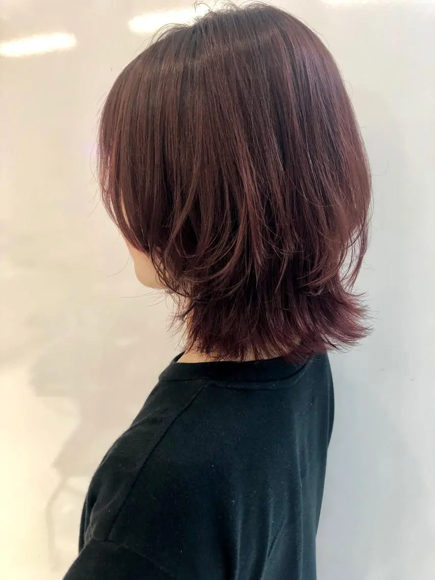 ミディアム カラー パープルカラー レッドカラー ウルフカット カット ヘアカラー 相川 愛実のヘアスタイル