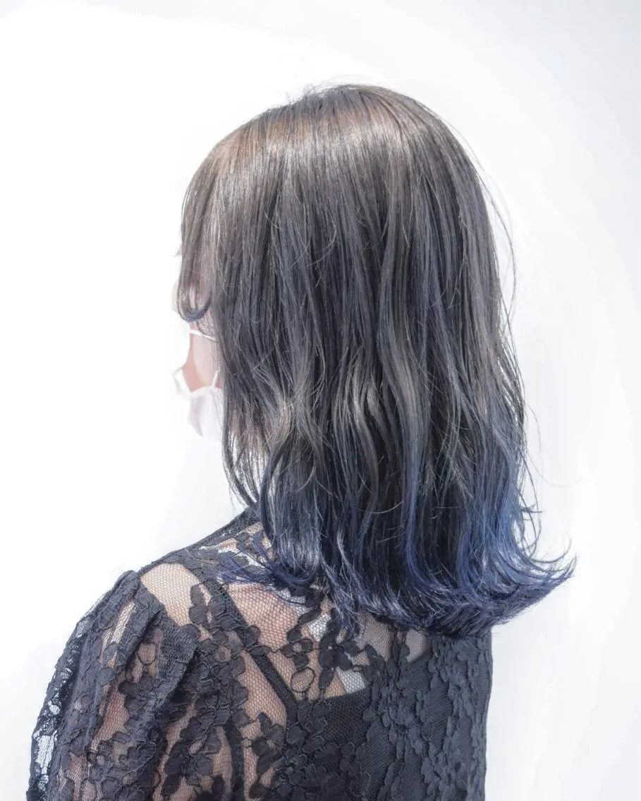 ミディアム カラー アッシュ ブルーカラー グラデーションカラー シルバー シルバーアッシュ ワタナベ テルマサのヘアスタイル