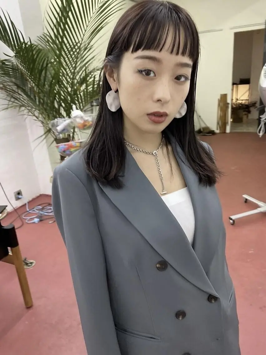 セミロング qiie/ハイトーン インナーカラーのヘアスタイル