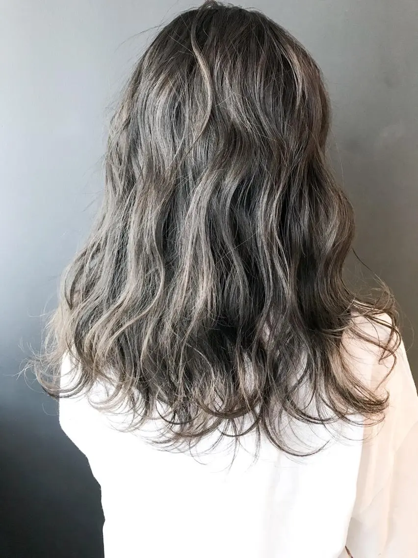 ミディアム カラー ブリーチ ハイライトカラー ハイライト ヘアカラー BOX mico.のヘアスタイル
