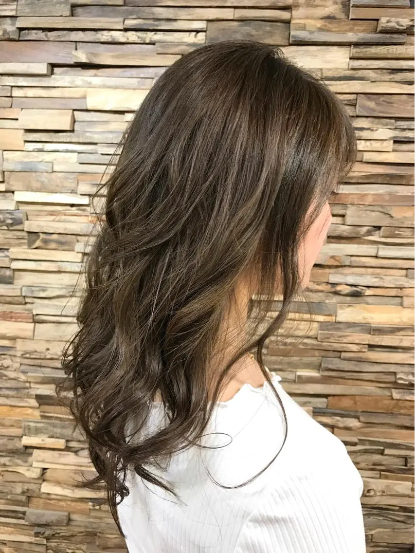 セミロング カラー パーマ ヘアアレンジ グレージュ ハイライトカラー イルミナカラー ハイライト 韓国ヘア✨グレージュ カラーasamiのヘアスタイル