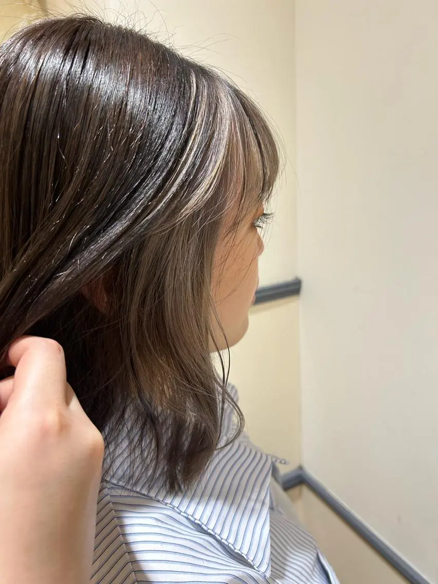 ミディアム カラー ベージュカラー ブリーチ グレージュ ホワイトベージュ ヘアカラー 須藤 向日葵のヘアスタイル