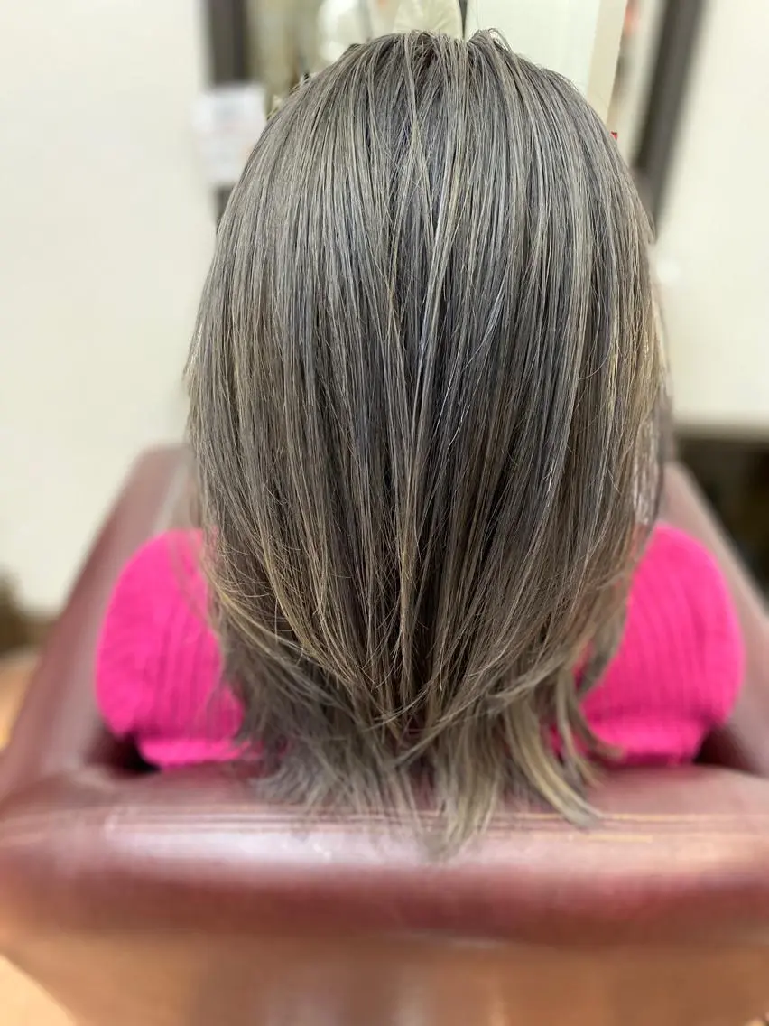 ミディアム ハイライト ヘアカラー Style Tのヘアスタイル