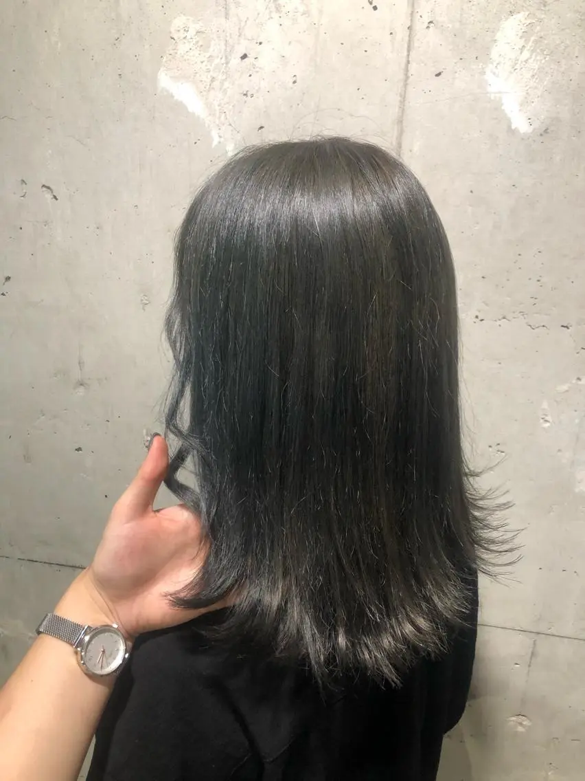 ミディアム 寒色/ベージュヘア ブリーチありMiOのヘアスタイル