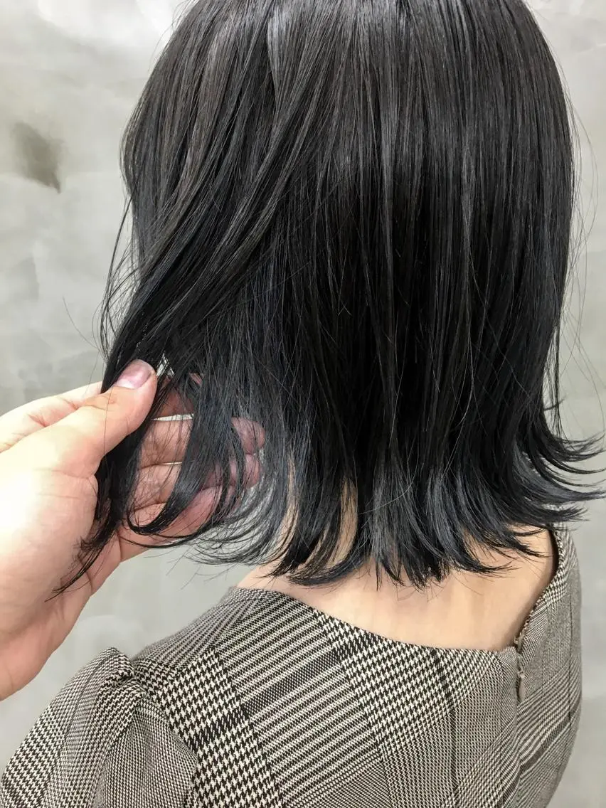 カラー 切りっぱなしボブ アッシュ 黒髪 ブリーチ ブルーカラー モエ 代々木公園/神山町のヘアスタイル