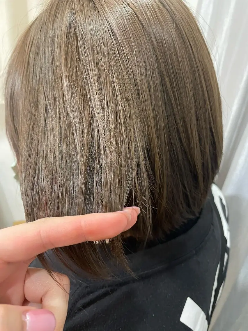 ショート カラー アッシュ ベージュカラー ブリーチ 透明感カラー momoka ［pejite]のヘアスタイル