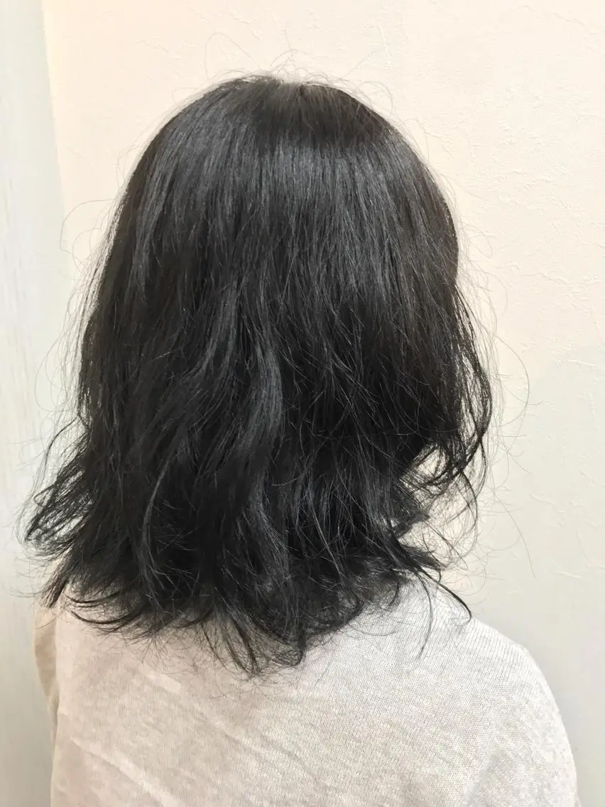 ミディアム ミディアムパーマ アッシュ アッシュブラック 東風上 亮介のヘアスタイル