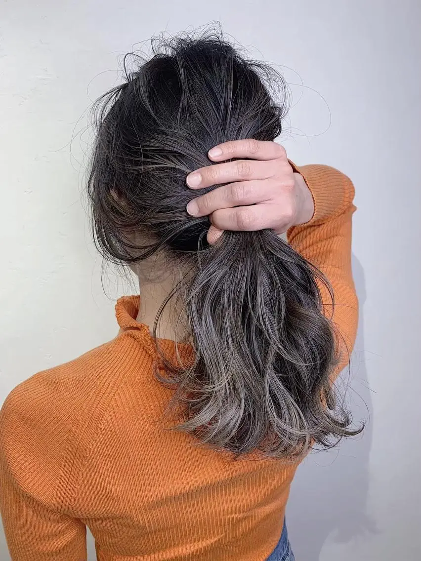 セミロング ボブ 斜めバング 外国人風カラー 伸ばしかけ ハイライト カット ヘアカラー トリートメント _WHITE鳳店 アンダーバーホワイトのヘアスタイル