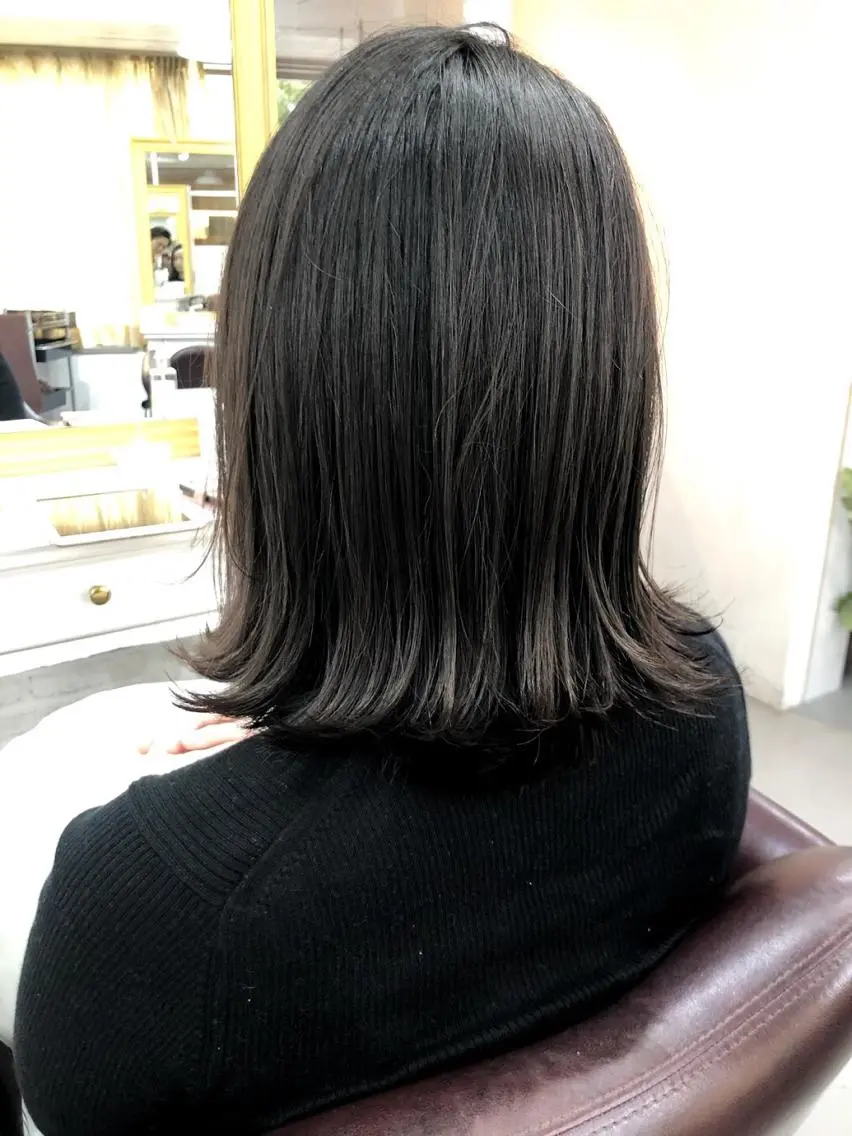 ミディアム 切りっぱなしボブ ボブ 外ハネヘア 白髪ぼかし大人メンズ 根本零のヘアスタイル