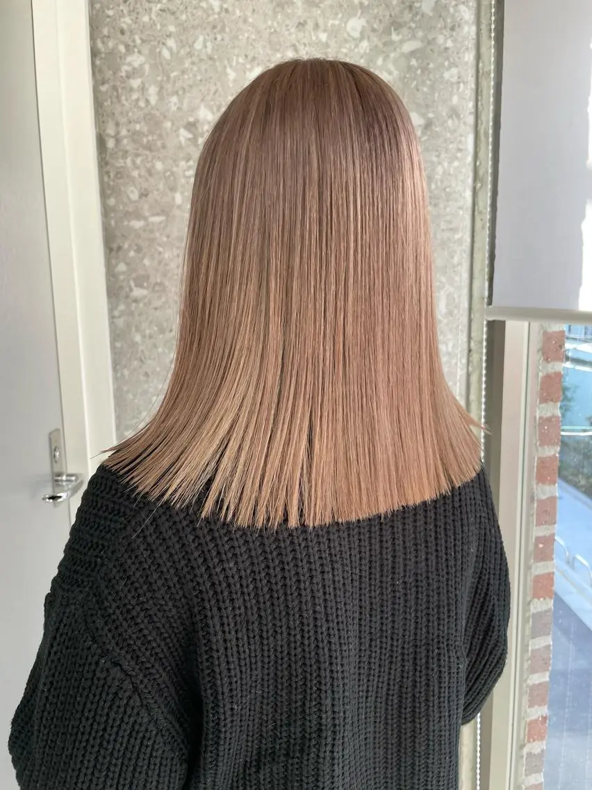 ミディアム ヘアカラー ハイトーン💎 ホワイトベージュ坪谷のヘアスタイル