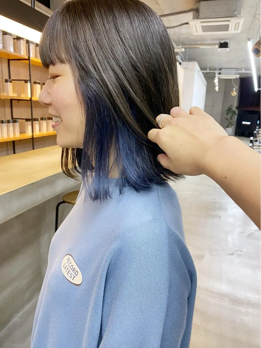 ミディアム カラー ヘアアレンジ ブリーチ ブルーカラー ネイビーカラー son hair HIROEのヘアスタイル