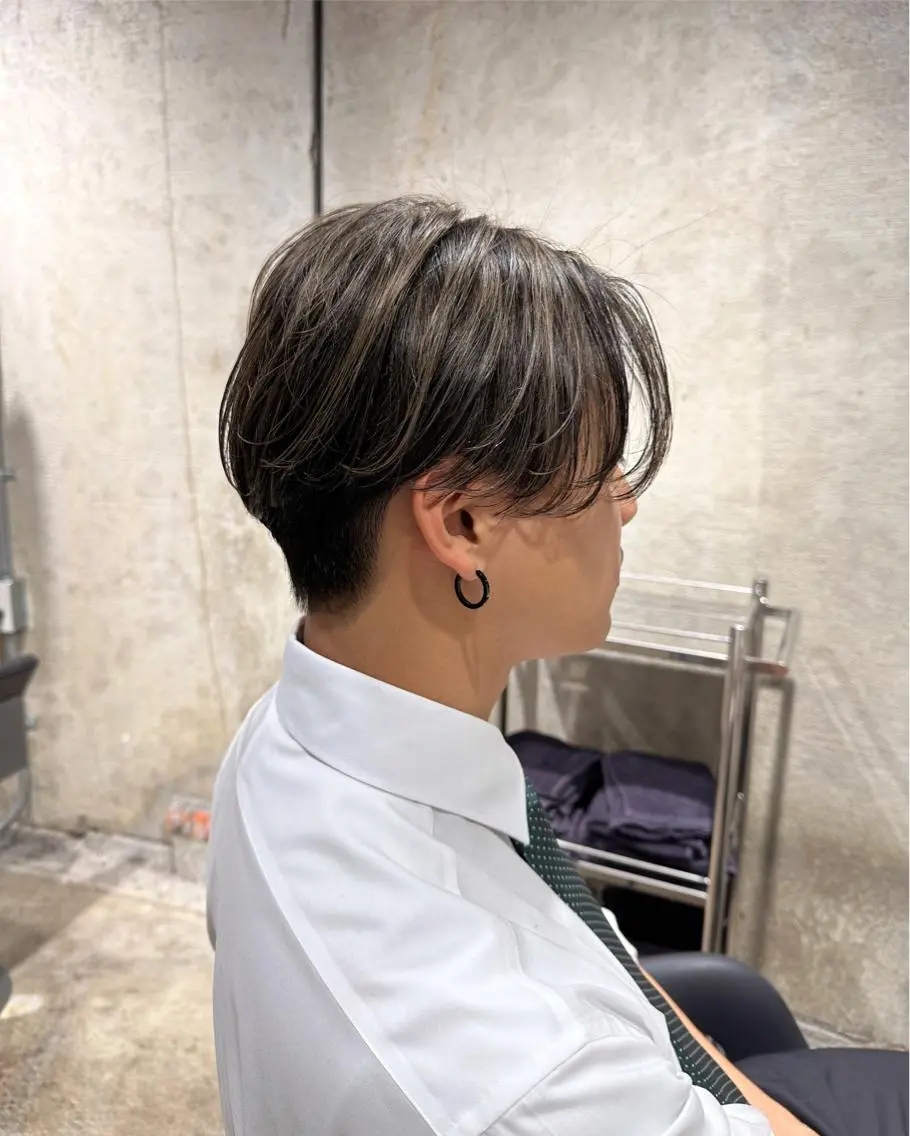 ショート カラー メンズ メンズブリーチ メンズハイライト メンズメッシュ ブリーチ ケアブリーチ 透明感カラー/顔周り レイヤー/髪質改善のヘアスタイル