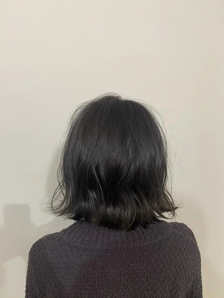 ミディアム カラー パーマ ヘアアレンジ 切りっぱなしボブ 黒髪 ブルーカラー ブルーブラック ボブ 加藤 綾華のヘアスタイル