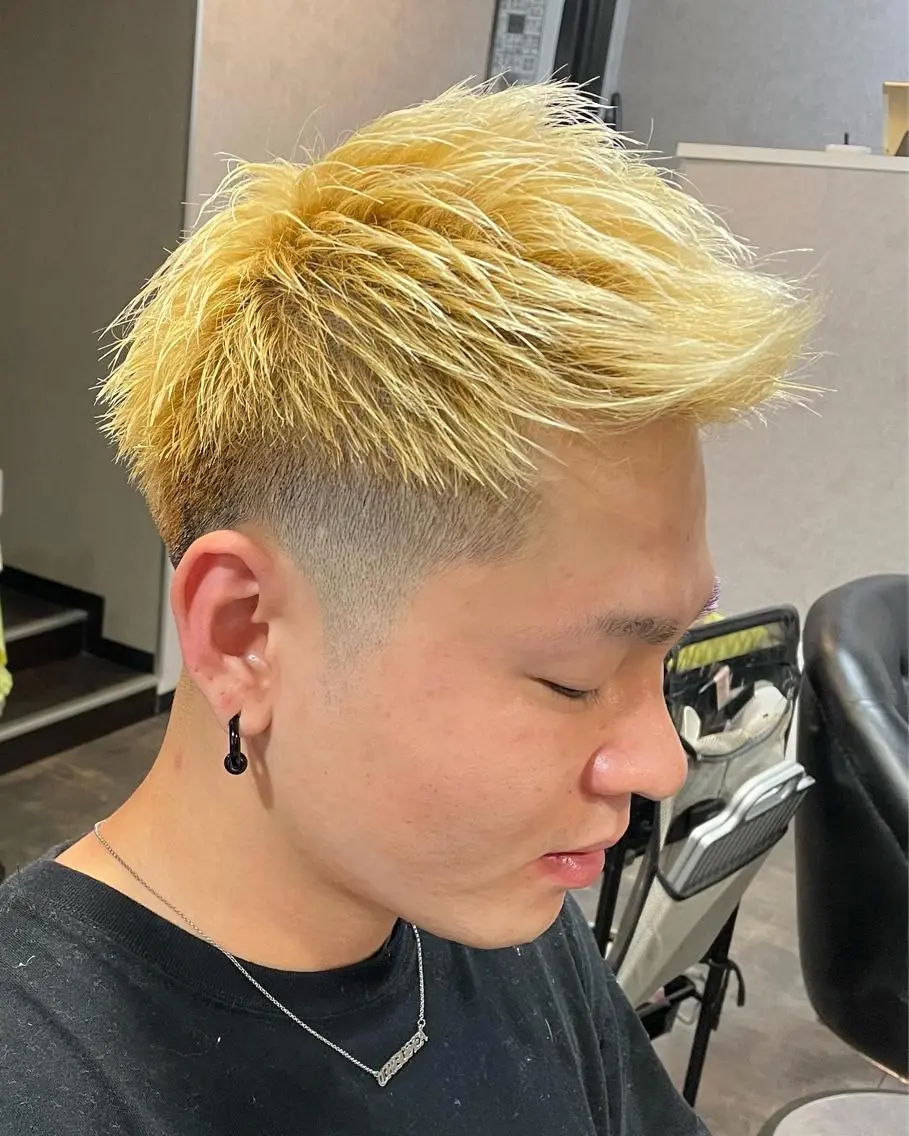 メンズ フェードカット モヒカン スキンフェード 工藤 綾華のヘアスタイル