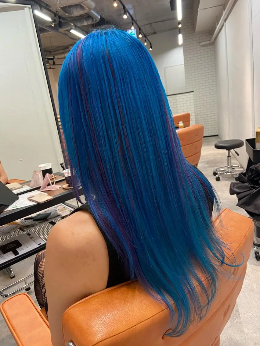 セミロング カラー ブリーチ ブルーカラー ピンクカラー ウルフカット レイヤーカット上柿のヘアスタイル